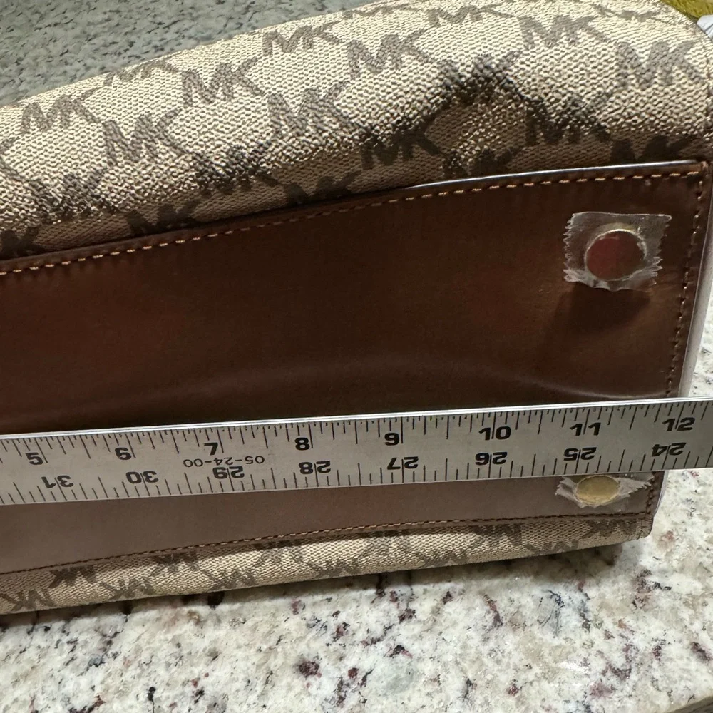 NWOT Michael Kors bag no signs of wear. Stickers are still on bottom.
